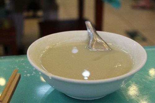 明星网红喝老北京豆汁,明星网红畅饮老北京豆汁，传统美食新潮流