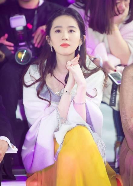 女明星网红求助路人视频,路人出手相助，温情瞬间引网友热议