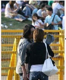 街头接吻明星网红叫什么,揭秘当红明星网红的甜蜜瞬间