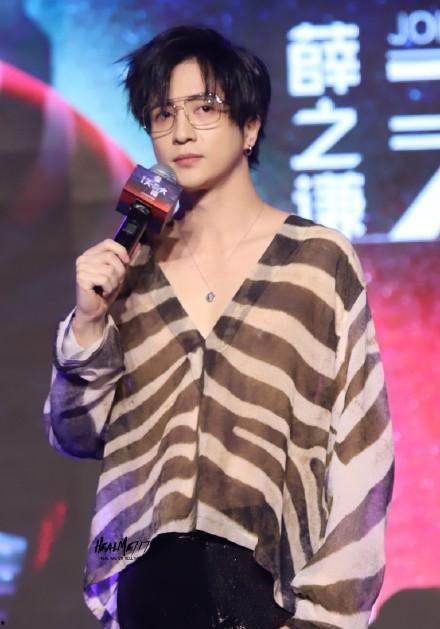 女明星网红和矮个男生,矮个男生与女明星网红的跨界魅力碰撞