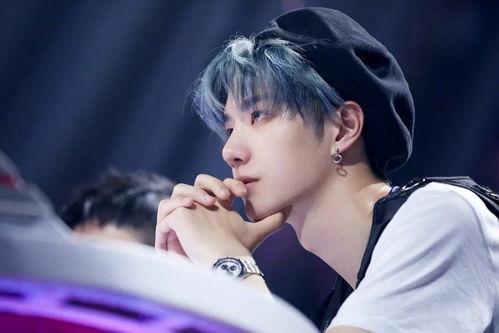 情侣点赞明星网红文案,情侣点赞明星网红，见证爱情甜蜜瞬间